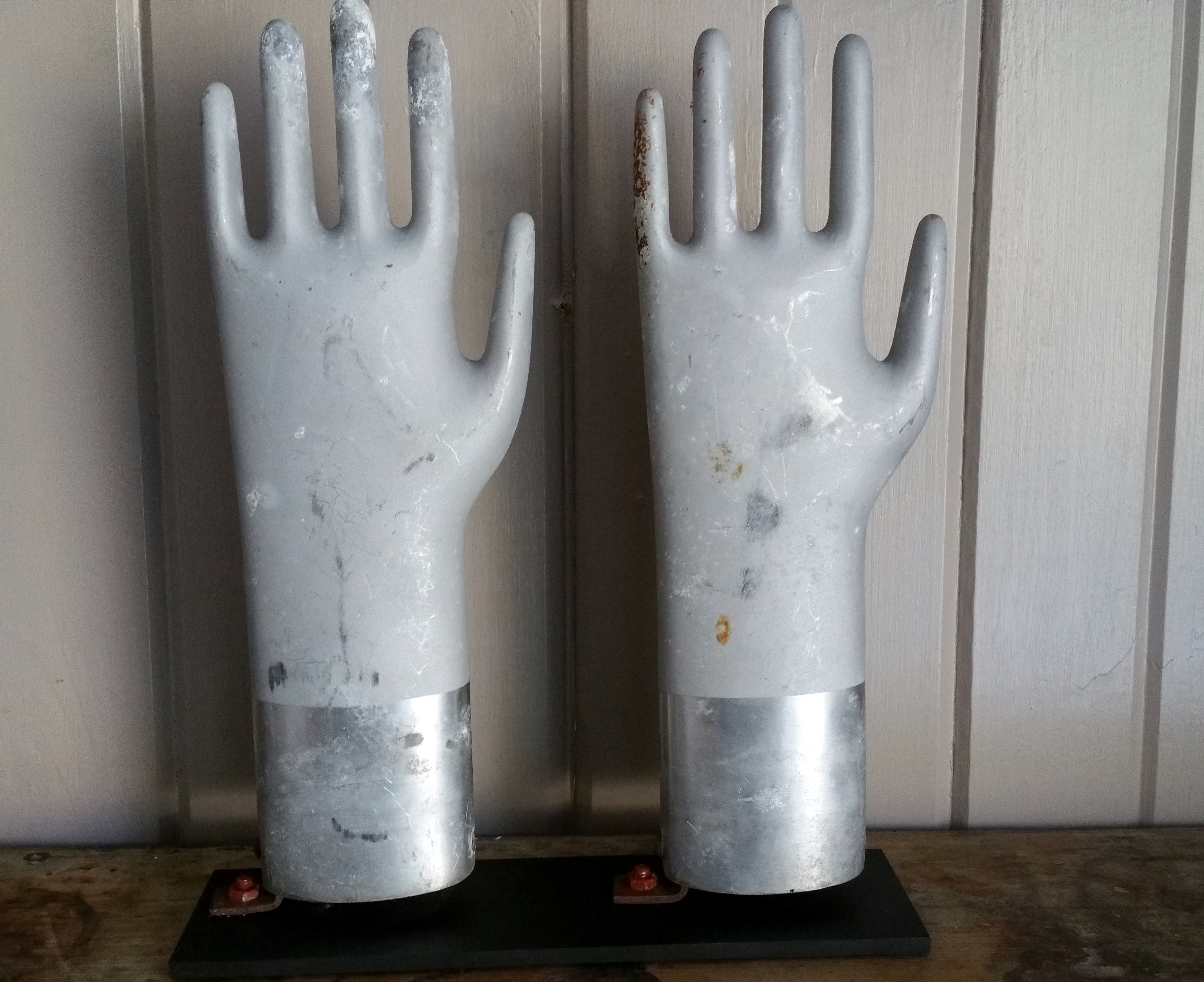 2 MOLDS IN THE SHAPE OF HANDS
