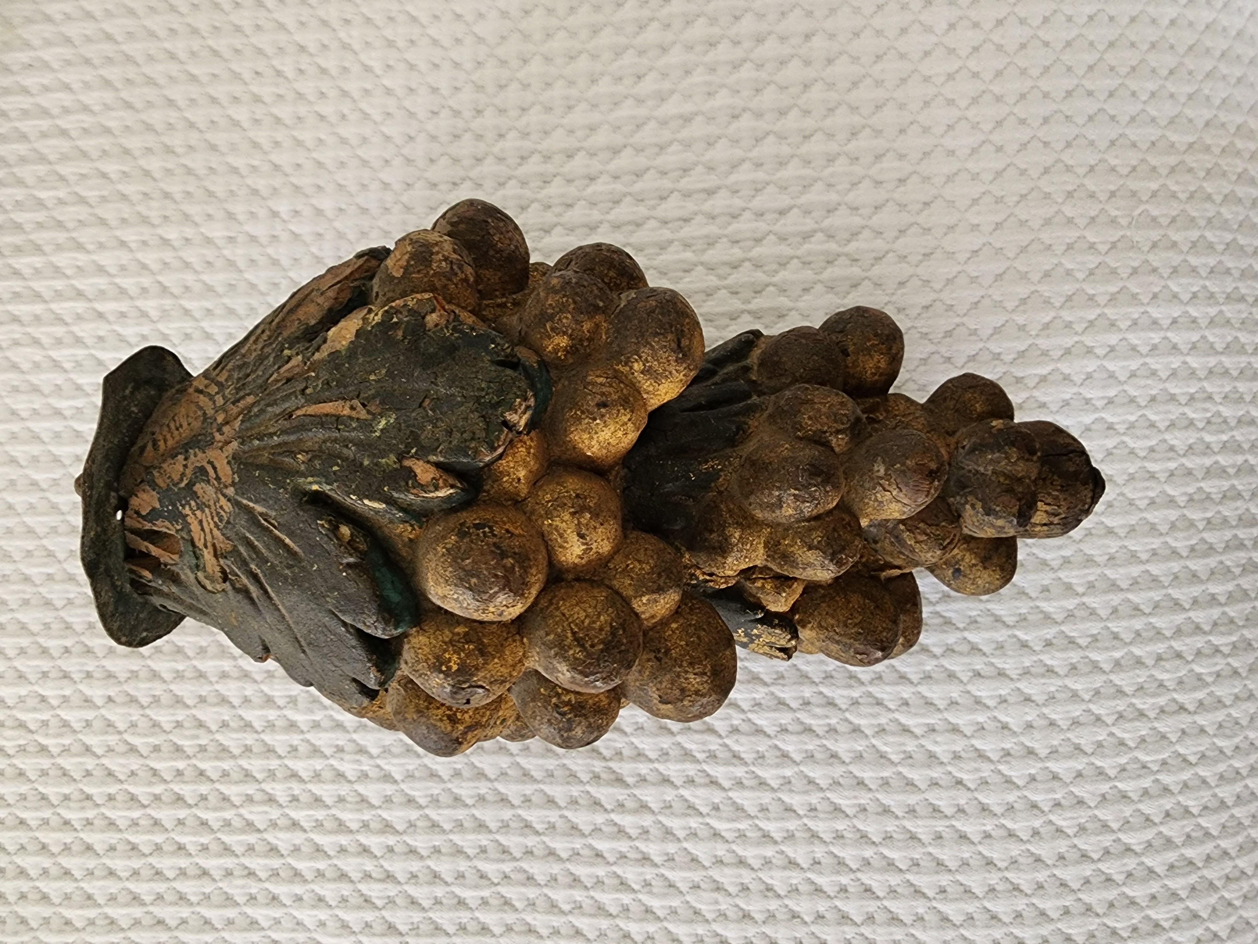 EARLY CARVED BUNCH OF GRAPES INN SIGN