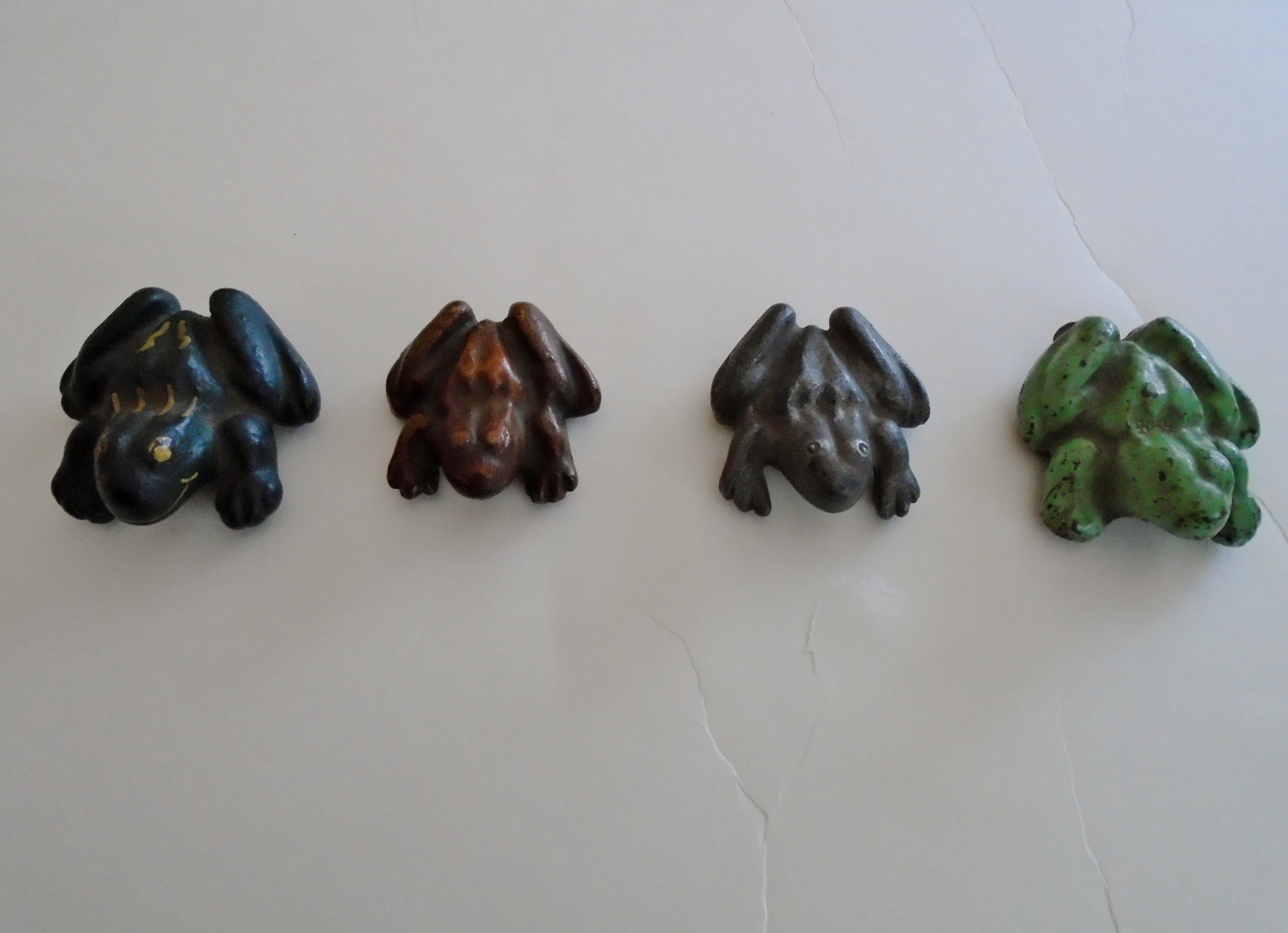 4 MALE FROGS IN DIFFERENT PAINT
