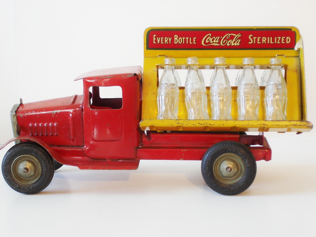 COCA COLA  MODEL TRUCK WITH BOTTLES
