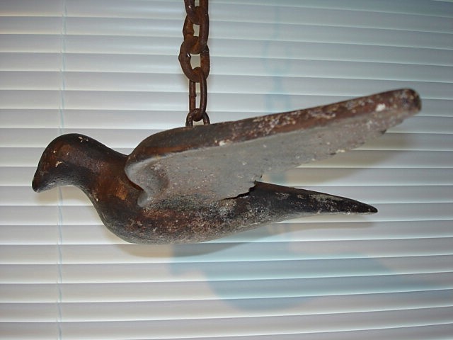 CAST IRON DOVE GATE WEIGHT IN SOME PAINT