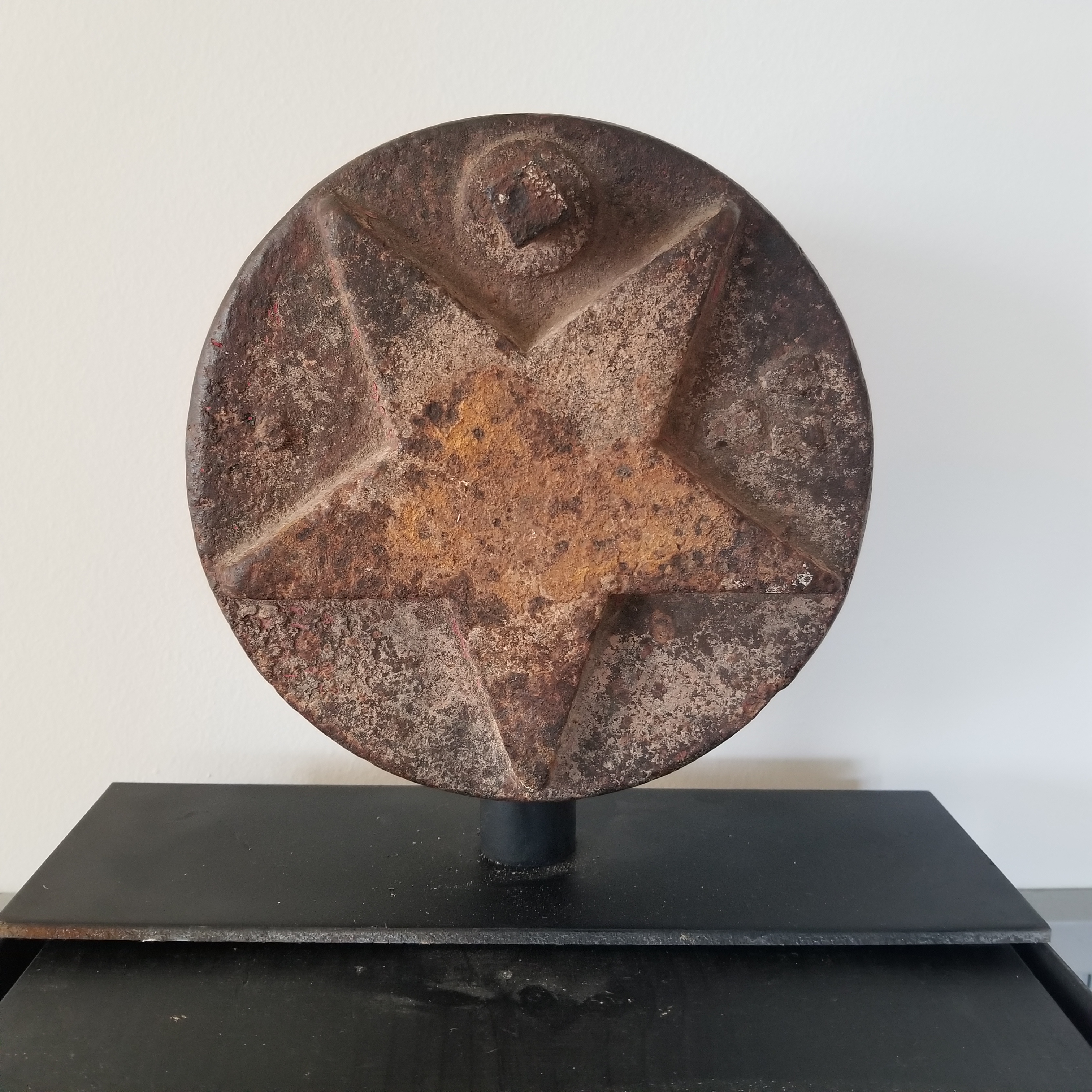 THIS WEIGHT IS A DISC WITH A  5 POINT STAR